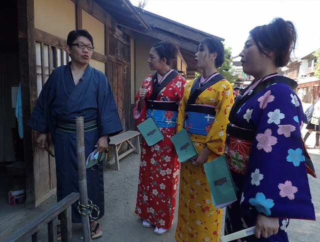 「旅ずきんちゃん」で京都の太秦映画村を訪れる（左から）ずん飯尾、北陽・虻川、紅蘭、友近。(c)CBC