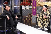 左から有吉弘行、マーク・パンサー。(c)日本テレビ