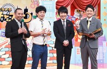 流れ星（中央2人）と司会の千鳥。