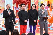 ピスタチオ（中央2人）と司会の千鳥。