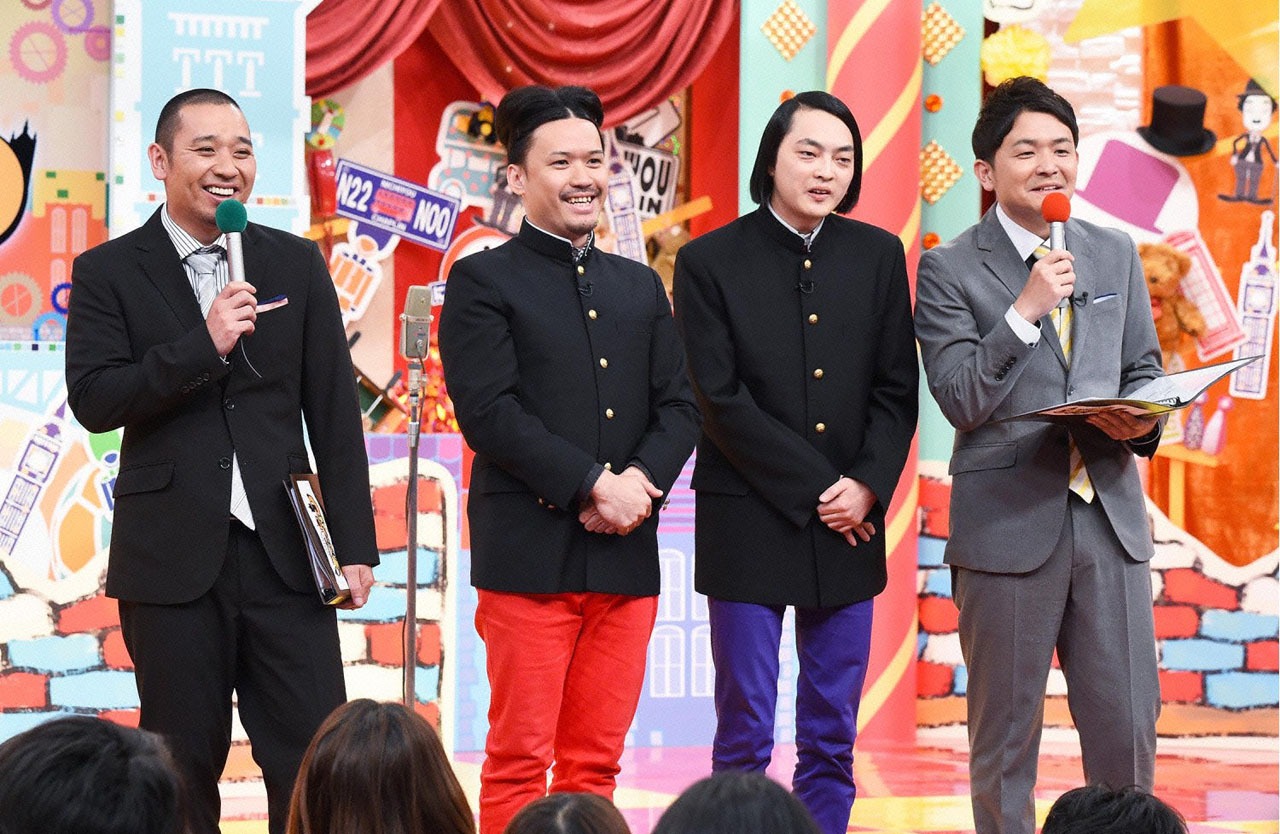 ピスタチオ（中央2人）と司会の千鳥。