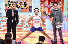 サンシャイン池崎（中央）と司会の千鳥。