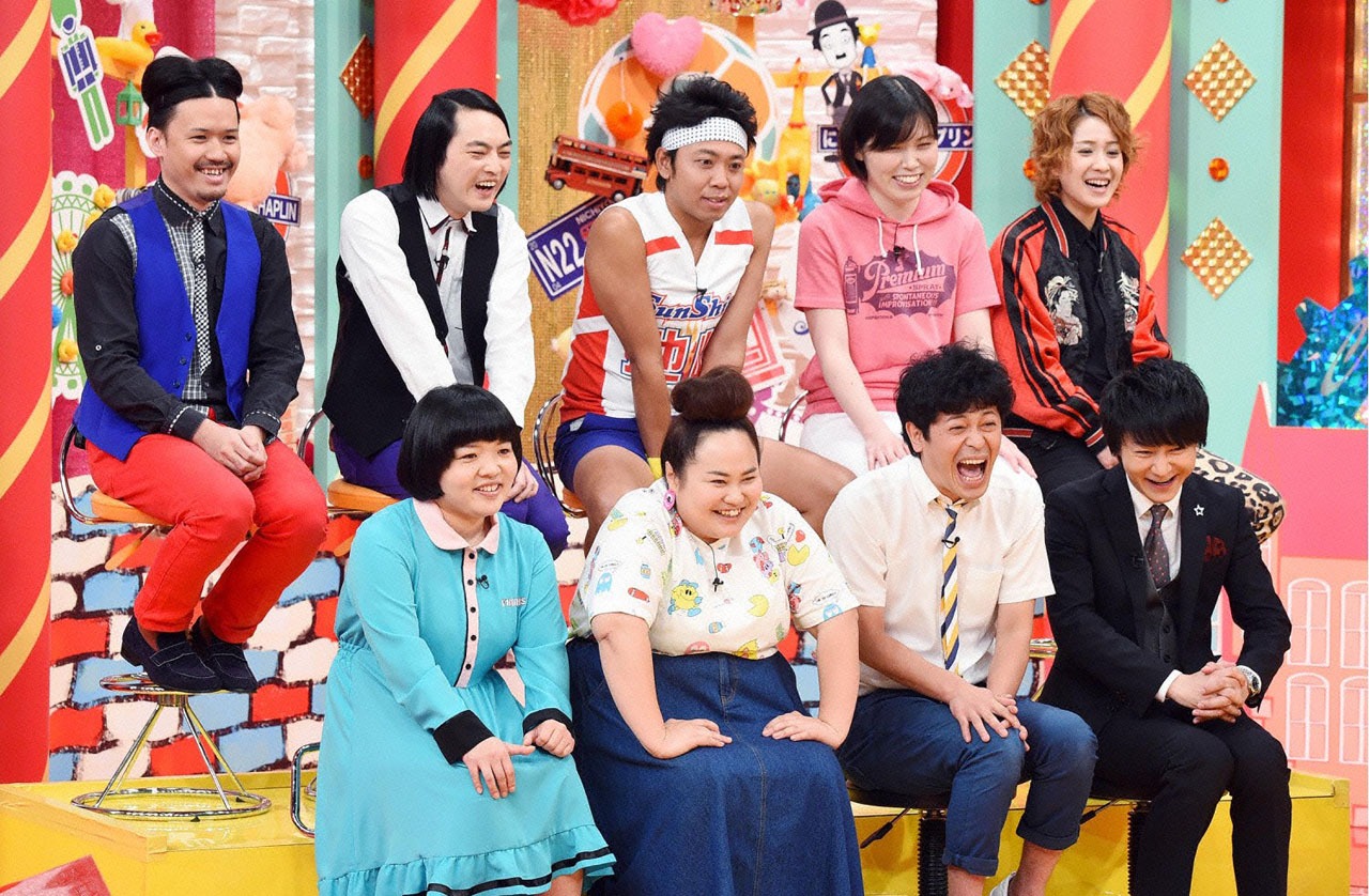 「全日本ヘンな顔選手権」に出場する芸人たち。