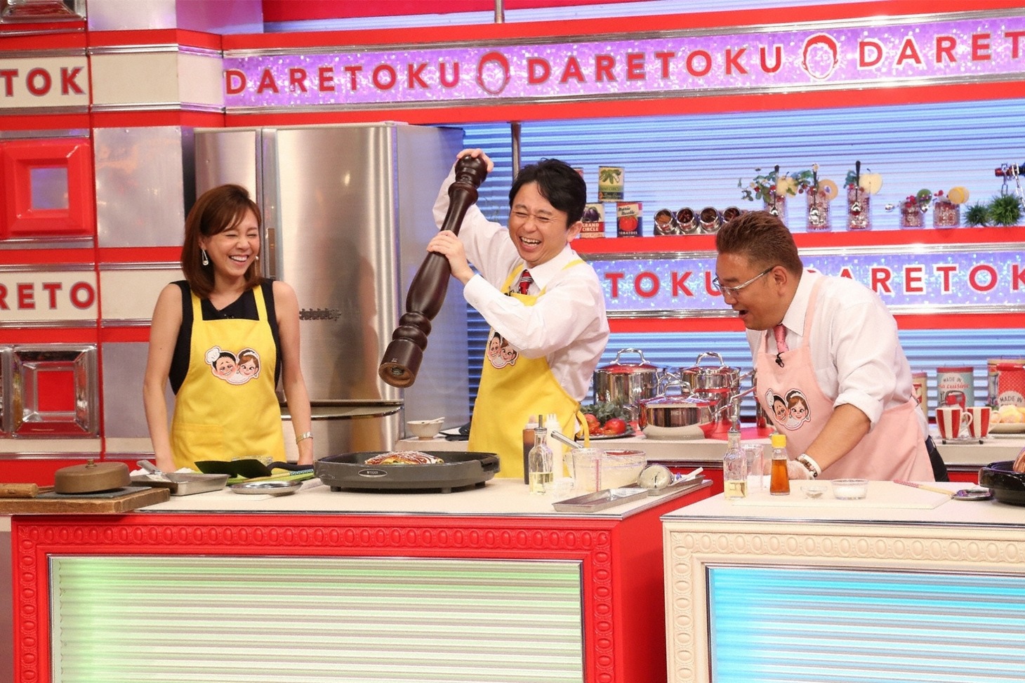 「有吉弘行のダレトク!?」で展開される、有吉弘行（中央）とサンドウィッチマン伊達（右）のお好み焼き調理対決のワンシーン。(c)関西テレビ