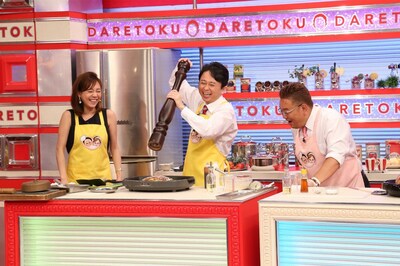 「有吉弘行のダレトク!?」で展開される、有吉弘行（中央）とサンドウィッチマン伊達（右）のお好み焼き調理対決のワンシーン。(c)関西テレビ