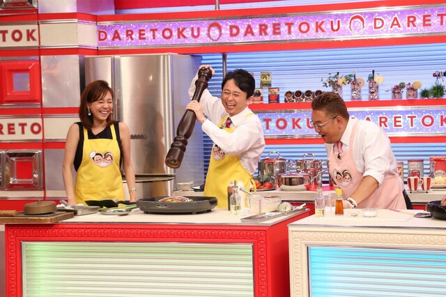 「有吉弘行のダレトク!?」で展開される、有吉弘行（中央）とサンドウィッチマン伊達（右）のお好み焼き調理対決のワンシーン。(c)関西テレビ
