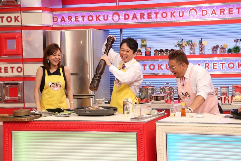 「有吉弘行のダレトク!?」で展開される、有吉弘行（中央）とサンドウィッチマン伊達（右）のお好み焼き調理対決のワンシーン。(c)関西テレビ