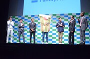 トーク中の（左から）NON STYLE、澤田貴司社長、ファミチキ先輩、立花恵理、笑い飯。