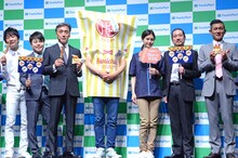 左からNON STYLE、澤田貴司社長、ファミチキ先輩、立花恵理、笑い飯。