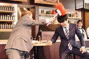 「アサヒ飲料ワンダ極“深煎りの極み”体験イベント」のオープニングPRイベントで、クイズに不正解した劇団ひとり（右）をビートたけし（左）がピコピコハンマーで叩いた場面。
