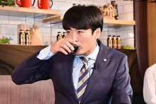 コーヒーを試飲する劇団ひとり。
