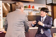 コーヒーの飲み比べの際、ビートたけし（左）に目を閉じたままコーヒー豆を飲まされて戸惑う劇団ひとり（右）。