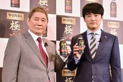「アサヒ飲料ワンダ極“深煎りの極み”体験イベント」のオープニングPRイベントに出演した、（左から）ビートたけし、劇団ひとり。