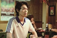 菅田将暉演じる徳永。(c)2017「火花」製作委員会