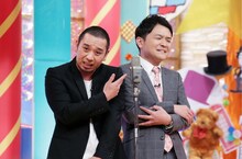 ネタを披露する千鳥。