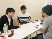 打ち合わせするライスと山下敦弘。