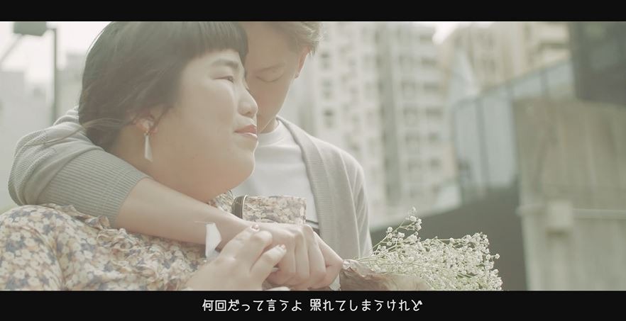 「花束を君だけに～Brightness standard～」ミュージックビデオのワンシーン。