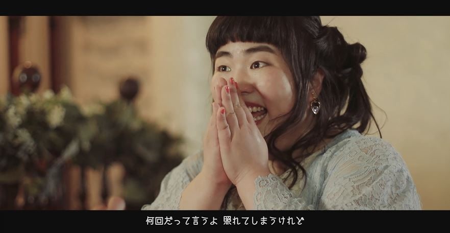 ゆりやんがROYALcomfortのMV出演、花屋の店員と恋に落ちる