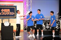 ハリセン片手に進行する笑い飯・哲夫（左端）。