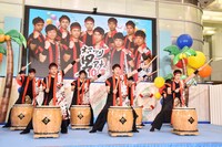 和太鼓のパフォーマンスを繰り広げる「オマツリ男アナ10人衆」たち。