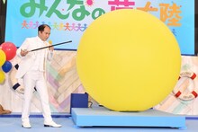 巨大バルーンを割ろうとするトレンディエンジェル斎藤。