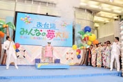 トレンディエンジェル斎藤(左)が割った巨大バルーンの中から渡辺直美(中央)が登場した場面。