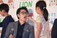 小学生に歯をみがいてもらう平成ノブシコブシ吉村。