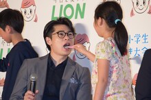 小学生に歯をみがいてもらう平成ノブシコブシ吉村。