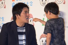 小学生に歯をみがいてもらう平成ノブシコブシ徳井。