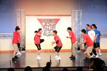 ダブルダッチに挑戦する笑い飯・西田とアキナ秋山。