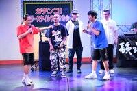 ラップバトルを繰り広げる笑い飯・西田と藤崎マーケット・トキ。