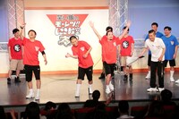 ダブルダッチに挑戦するアキナ、笑い飯・西田。