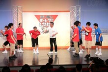 ハプニングを起こしたアキナ山名をハリセンで叩く笑い飯・哲夫。