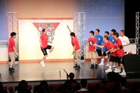 ダブルダッチに挑戦する笑い飯・西田。