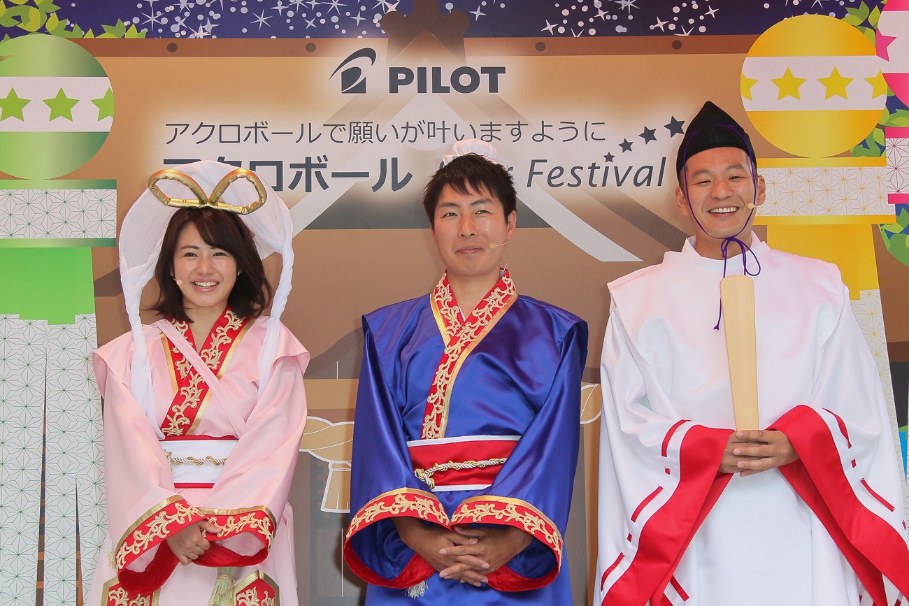 左から磯山さやか、U字工事。