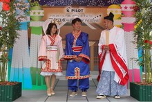 左から磯山さやか、U字工事。