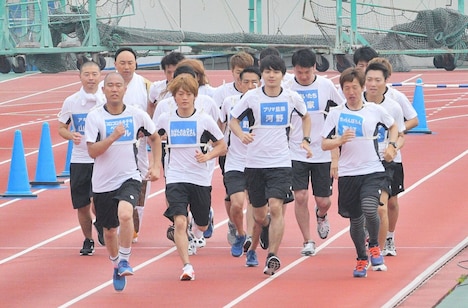 マラソンに挑戦する芸人チーム。(c)MBS