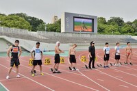 スタート位置につく芸人たち。(c)MBS