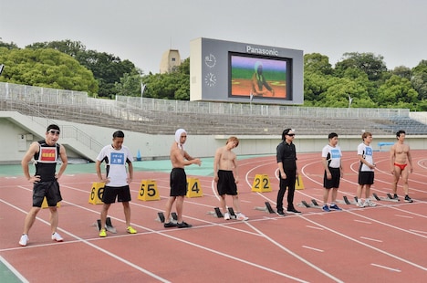 スタート位置につく芸人たち。(c)MBS