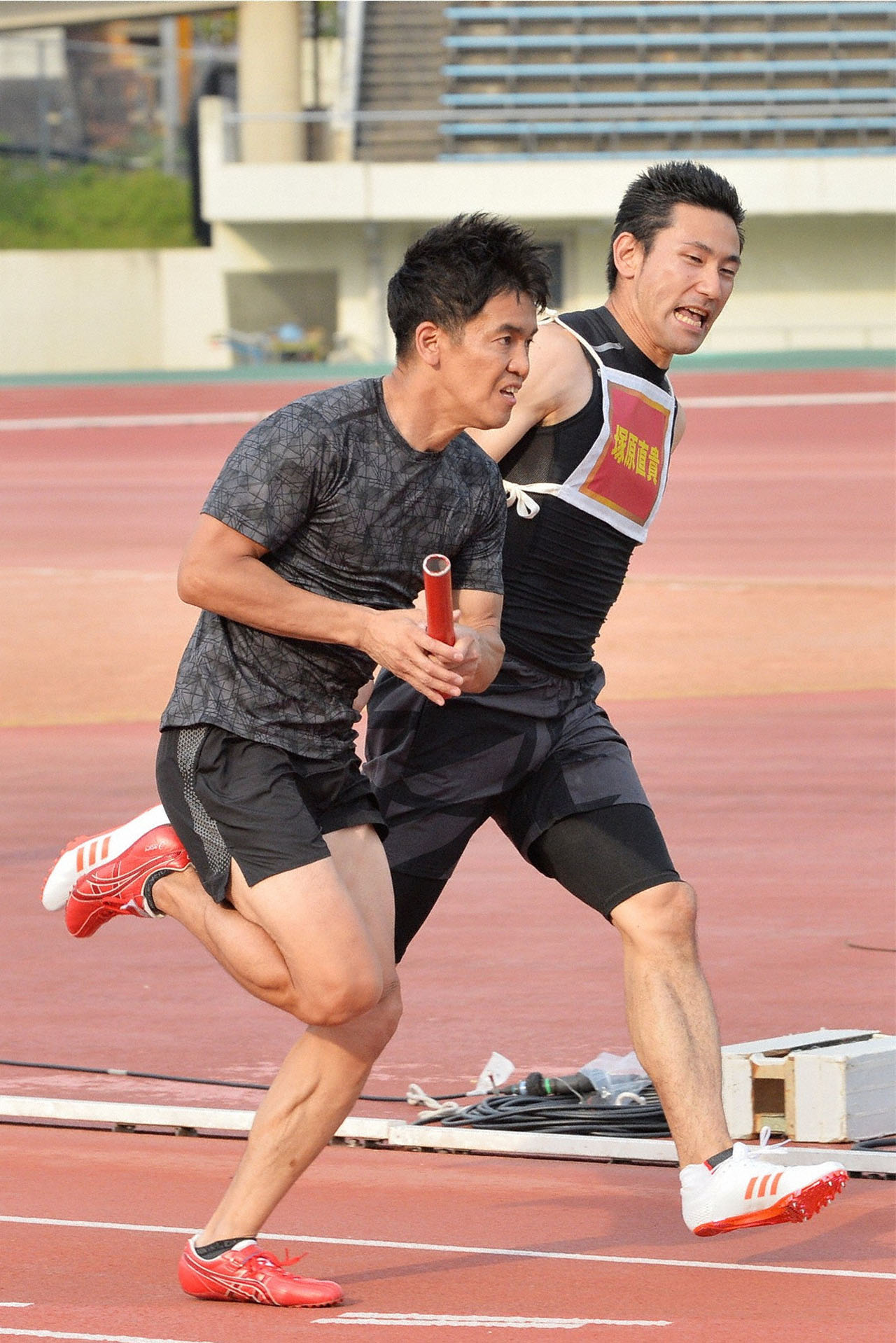 塚原直貴からバトンを受け取る武井壮。(c)MBS