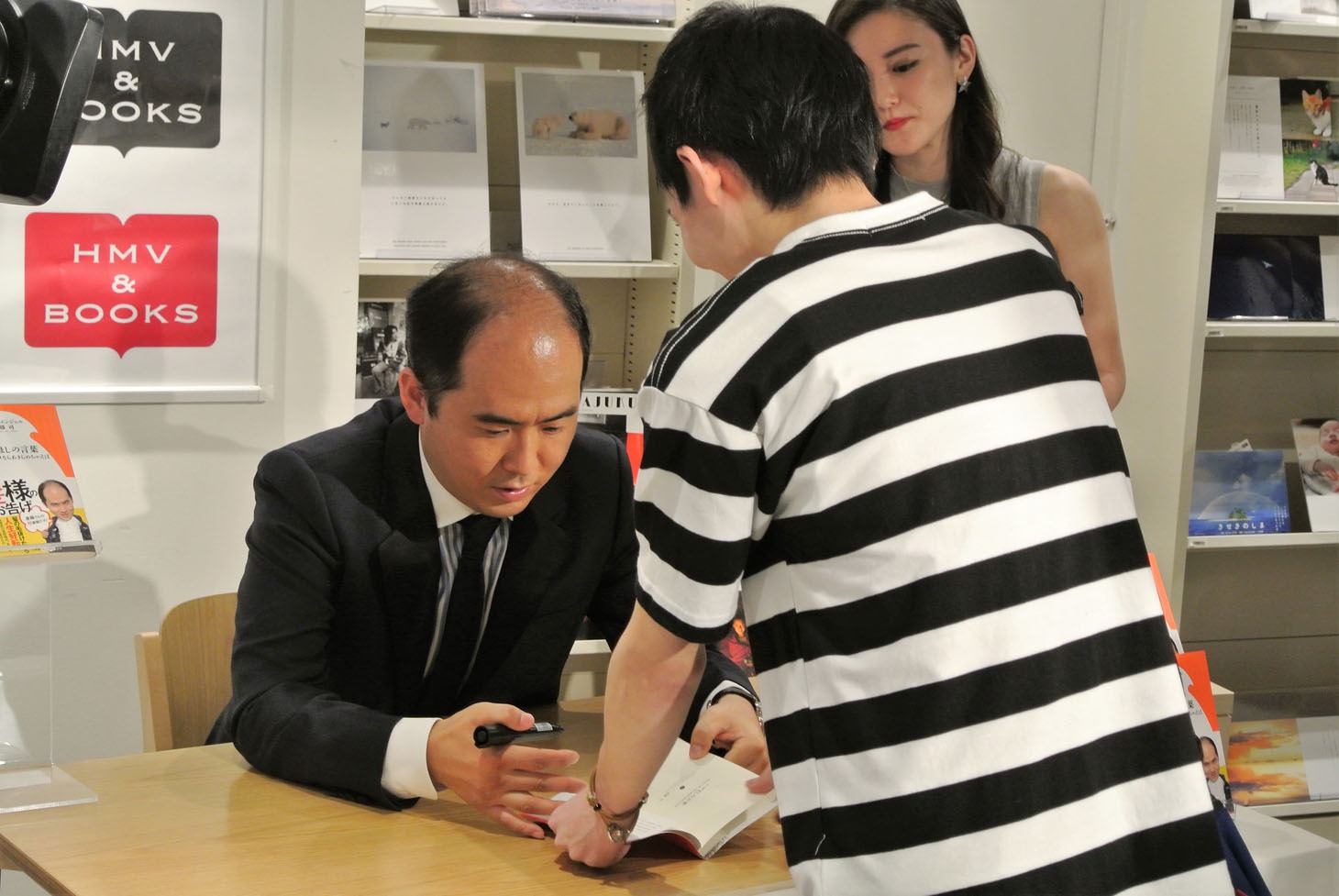 サイン会の様子。