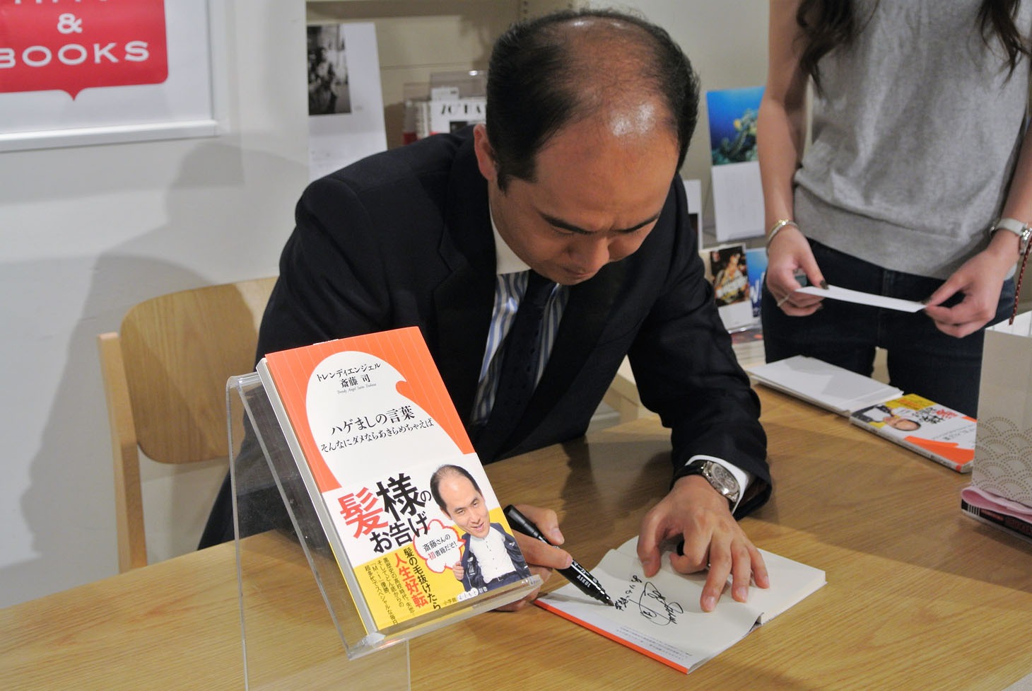 サイン会の様子。