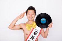 “丸腰店長”に就任したアキラ100%。