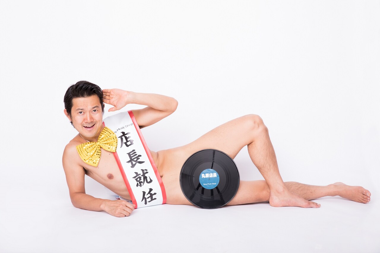 “丸腰店長”に就任したアキラ100%。