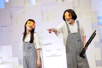 「浜辺で九州を自主的に守る人たち」を披露する高城れに（左）と永野（右）。