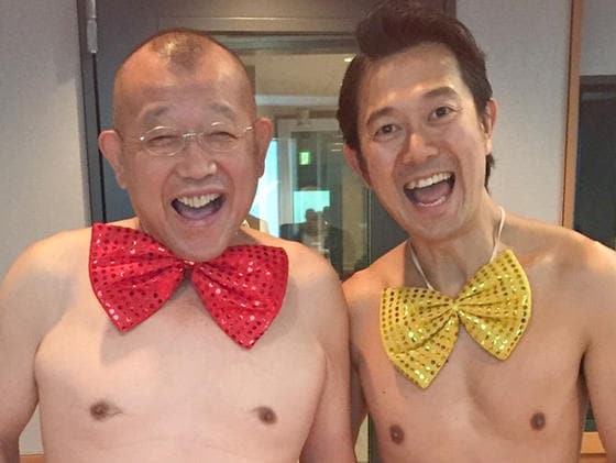 アキラ100%と笑福亭鶴瓶、仲良く同じ衣装のツーショット「ヤンタン日曜日」