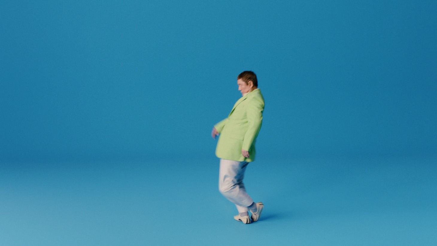 ビートたけしが出演するアンファー株式会社の新テレビCM「転ぶ」編のワンシーン。