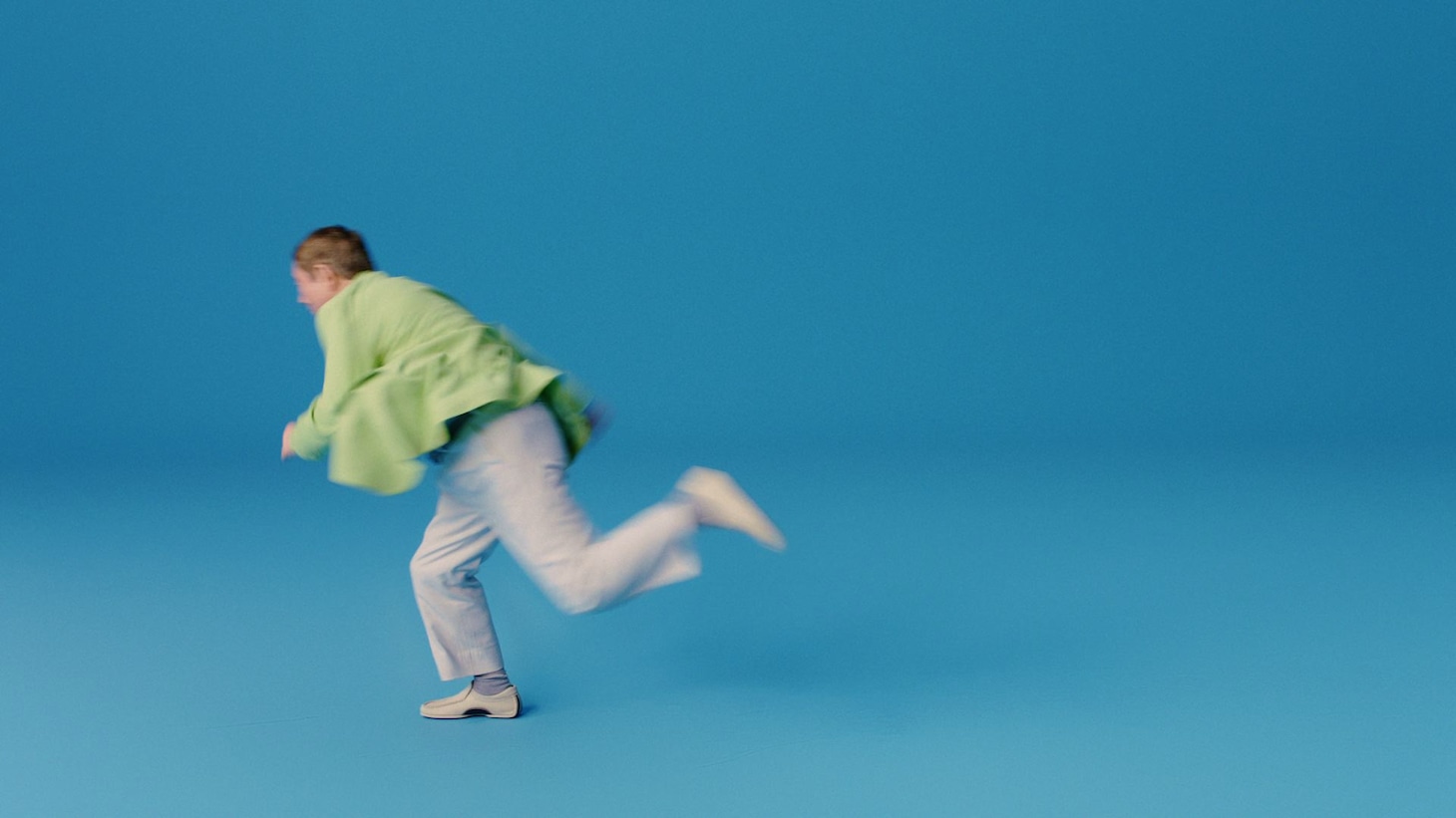 ビートたけしが出演するアンファー株式会社の新テレビCM「転ぶ」編のワンシーン。