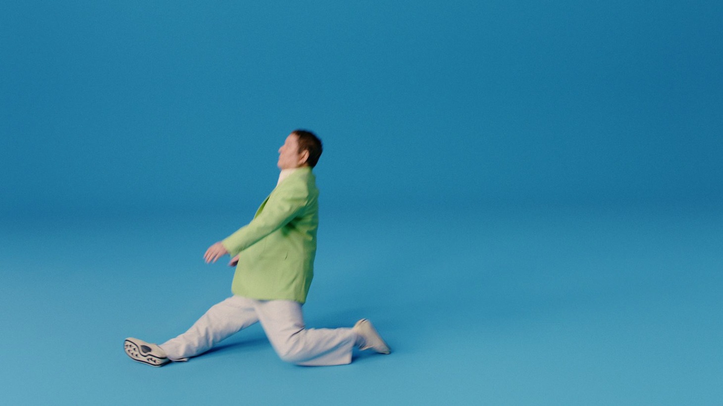 ビートたけしが出演するアンファー株式会社の新テレビCM「転ぶ」編のワンシーン。