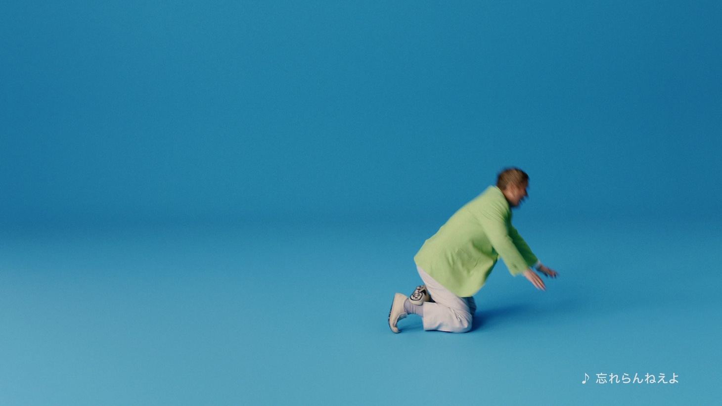 ビートたけしが出演するアンファー株式会社の新テレビCM「転ぶ」編のワンシーン。